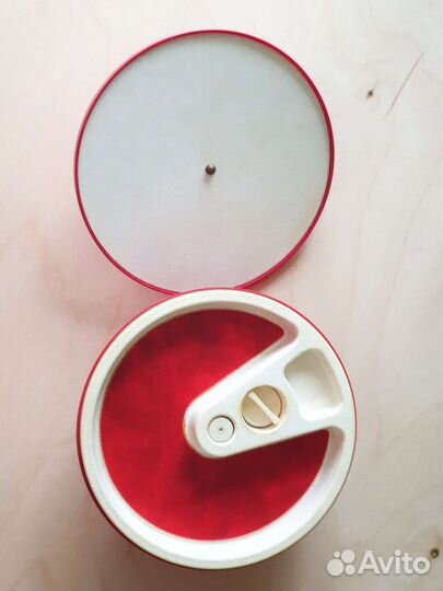 Шкатулка музыкальная красная СССР