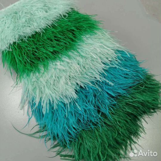 Перья страуса на атласной ленте