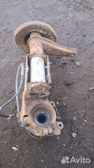 Передний левый кулак Audi 100c4 a6c4 443407257C