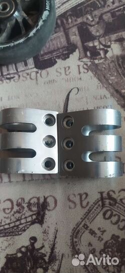 Зажим для трюкового самоката