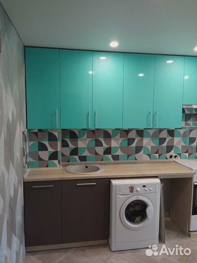 Кухонный гарнитур яркий, бирюзовый, на заказ