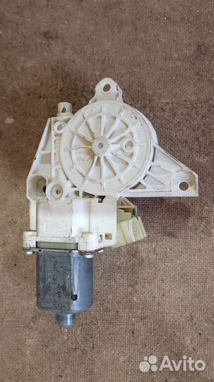 Моторчик стеклоподъемника задней левой двери W164