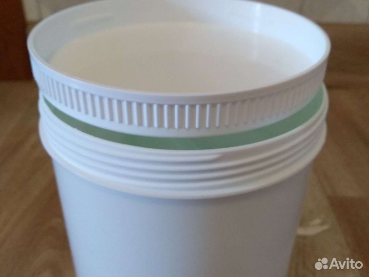 Пластиковые банки с крышкой