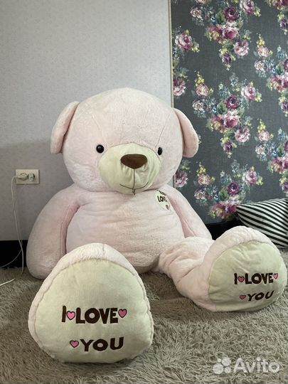 Большой плюшевый медведь