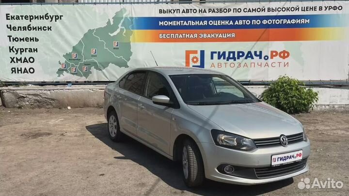 Консоль Volkswagen Polo Sedan (Mk5) 6RU863243B82V