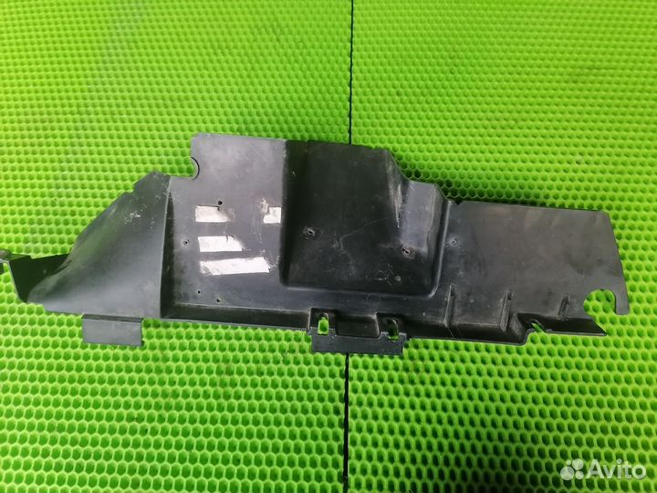 Дефлектор радиатора левый Фольксваген Таурег 7L