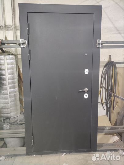 Дверь входная с зеркалом