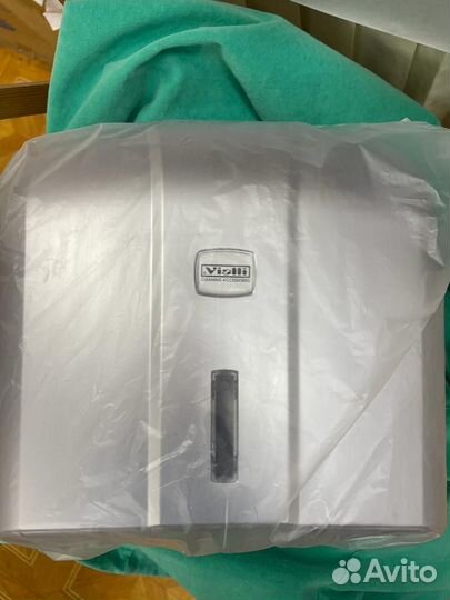 Диспенсер для бумажных полотенец V сложения Vialli