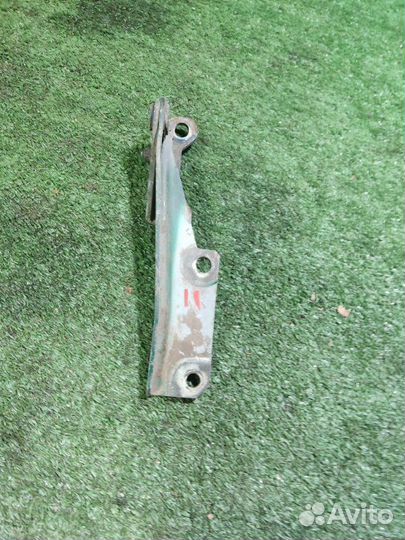 Петля капота правая Mitsubishi Carisma