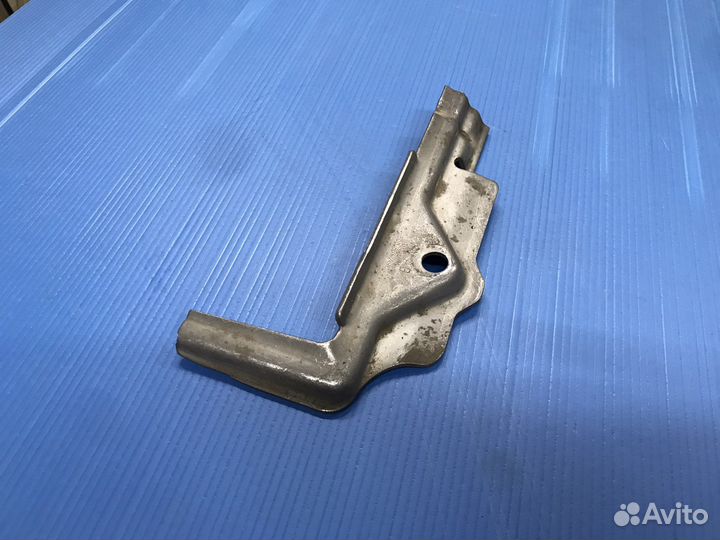 Крепление аккумулятора 5Q0803219C Passat B8