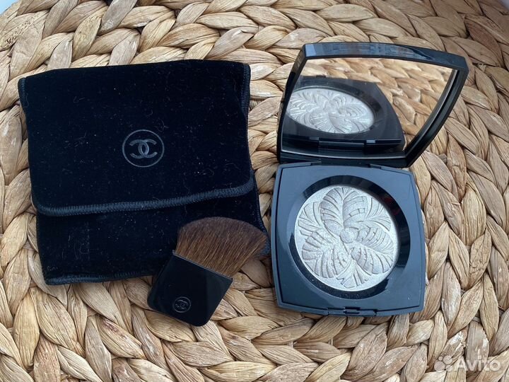Пудра хайлайтер Chanel Camelia De Plumes