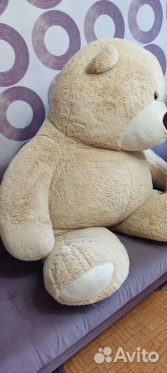 Большой плюшевый медведь