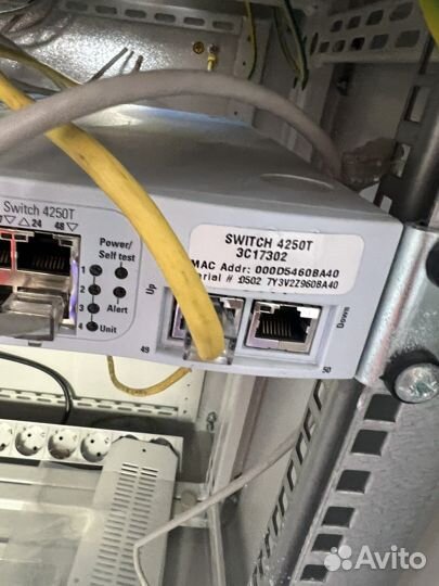 Серверный шкаф и коммутатор