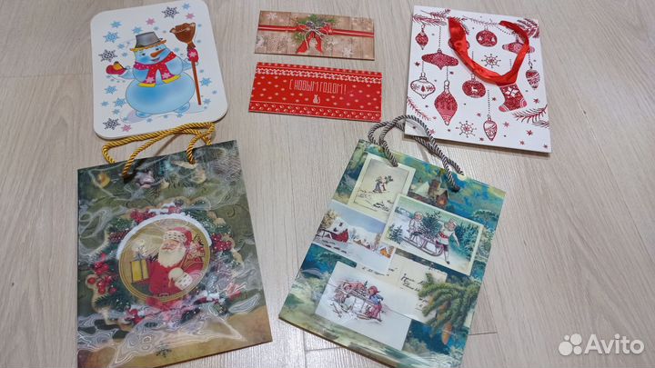 Новогодние пакеты, конверты и бумага для подарка