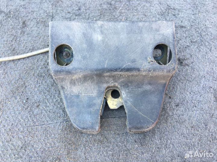 Замок багажника на Audi 90 (B3)