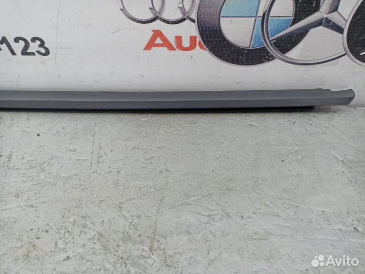 Молдинг стекла задний левый Volkswagen Golf cxsa