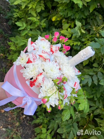 Подарочный букет с конфетами и цветами