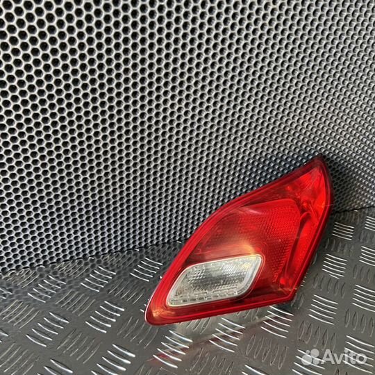 Фонарь задний внутренний правый Opel Astra