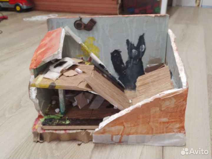 Заброшенное здание в миниатюре