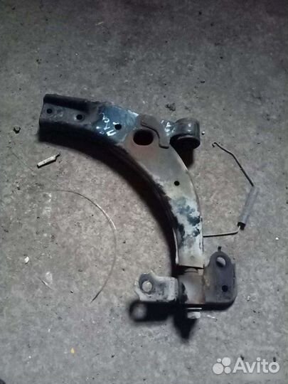 Левый рычаг Kia Spectra