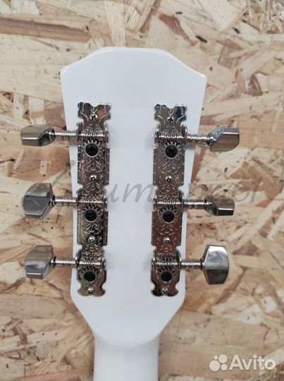 Акустическая гитара белая