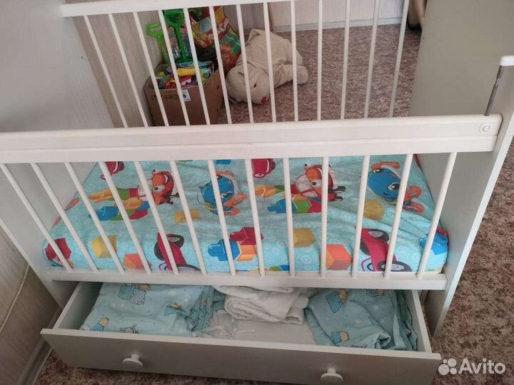 Детская кроватка с маятником, матрасом и бортиками