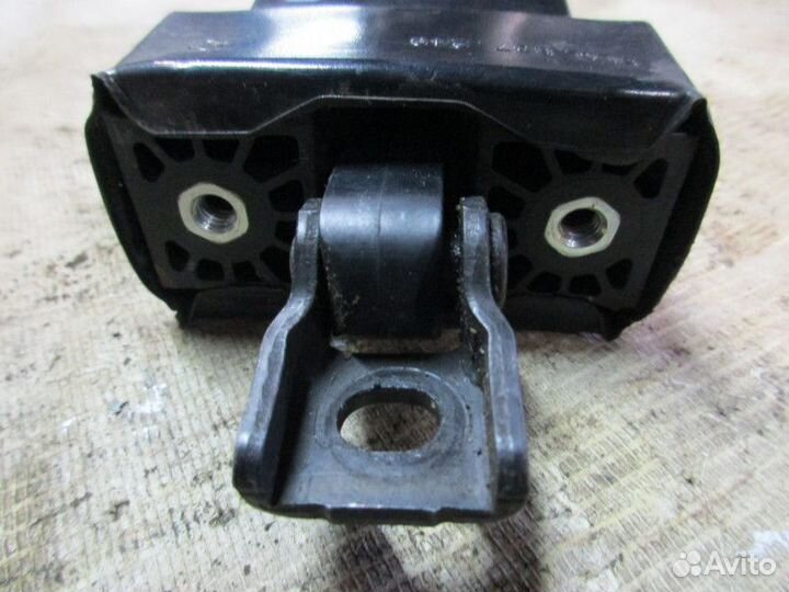 Ограничитель двери передней правой Skoda Yeti 2009