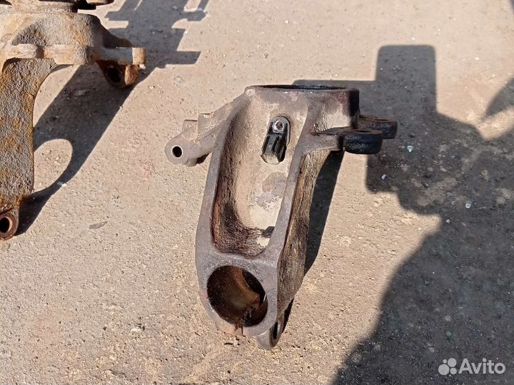 Поворотный кулак левый Ford Focus 2