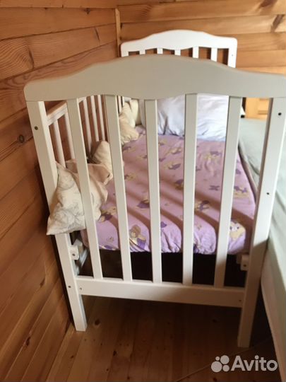 Детская кроватка с маятником
