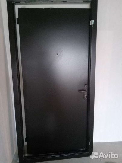 Дверь входная металлическая от застройщика