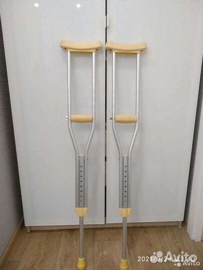 Инвалидная коляска, аренда костыли