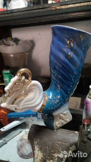 Кувшин с двумя кубками