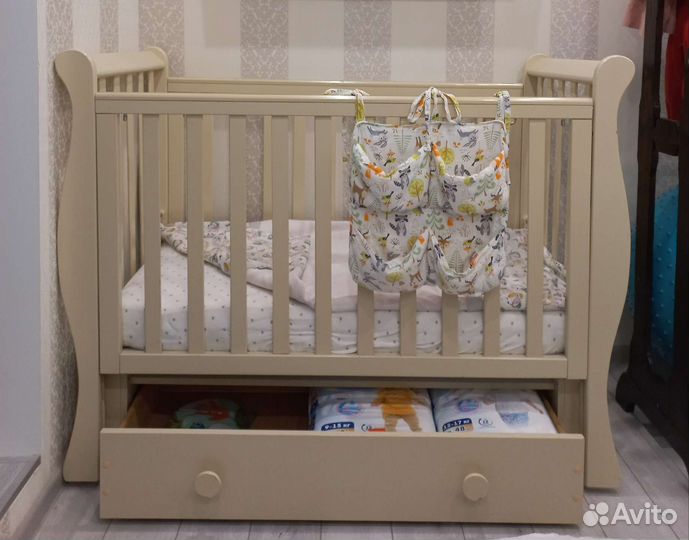 Детская кроватка с продольным маятником