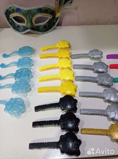 Подставки и расчёски для кукол Монстер Хай