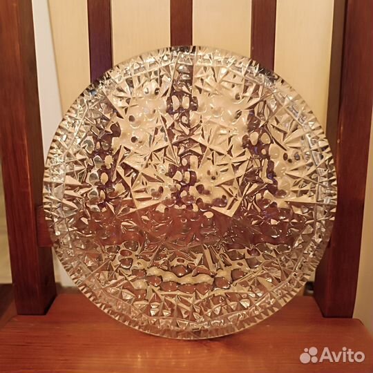 Хрустальное блюдо и стеклянное блюдо