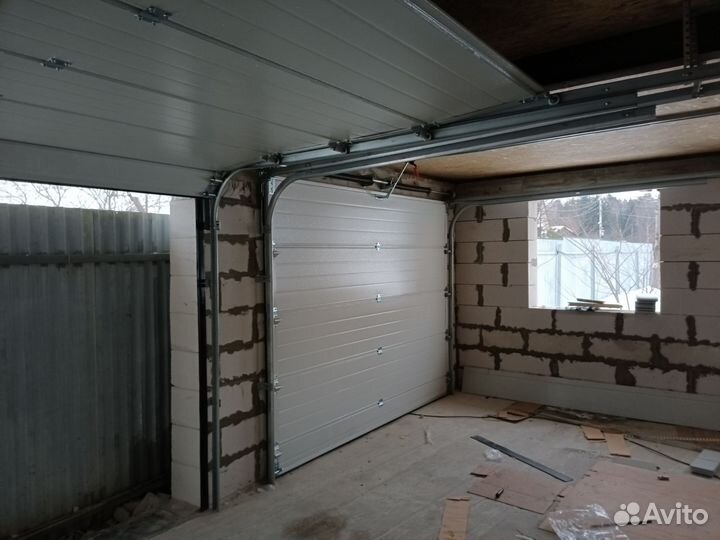 Монтаж секционных ворот