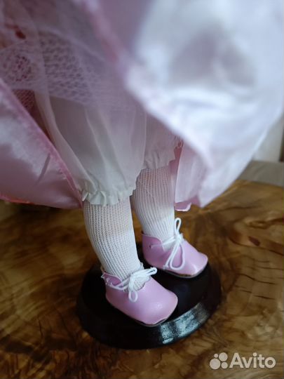 Кукла фарфоровая