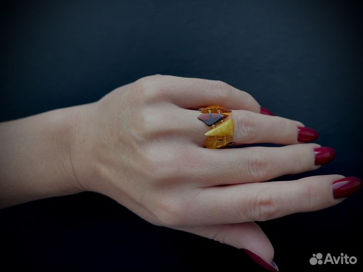 Кольцо из янтаря на резинке