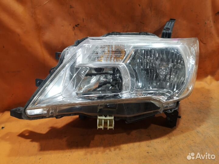 Фары Nissan Serena C26