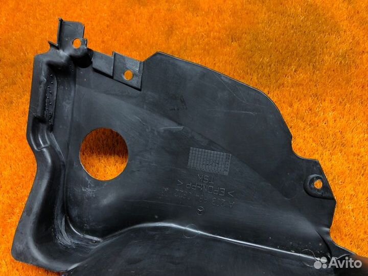 Подкрылок передний правый Mercedes-Benz C-Class