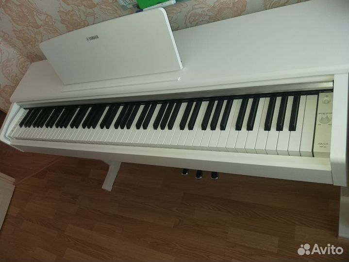 Продаётся электронное пианино Yamaha Arius YDP 144