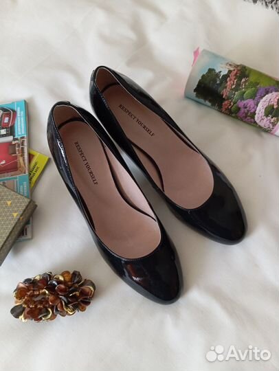 Туфли р 39 лаковые нат кожа на каблуке сине черные