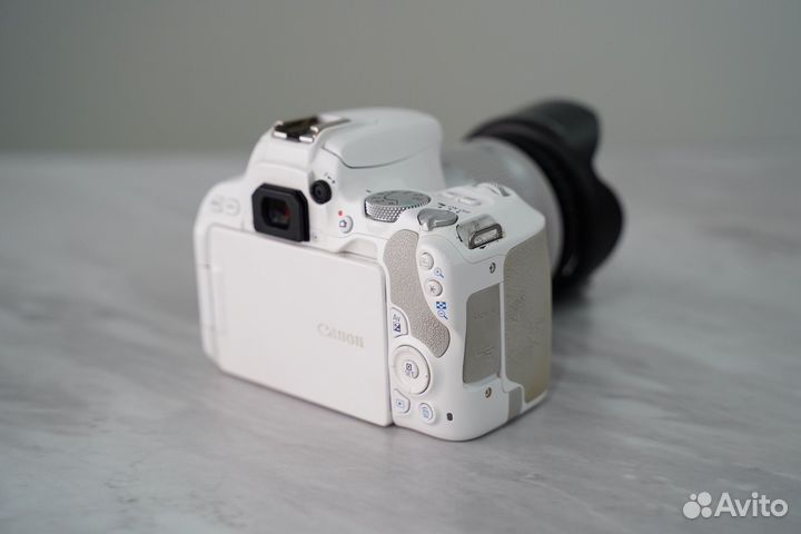 Canon EOS 200D Kit EF-S 18-55mm f/3.5-5.6 IS STM