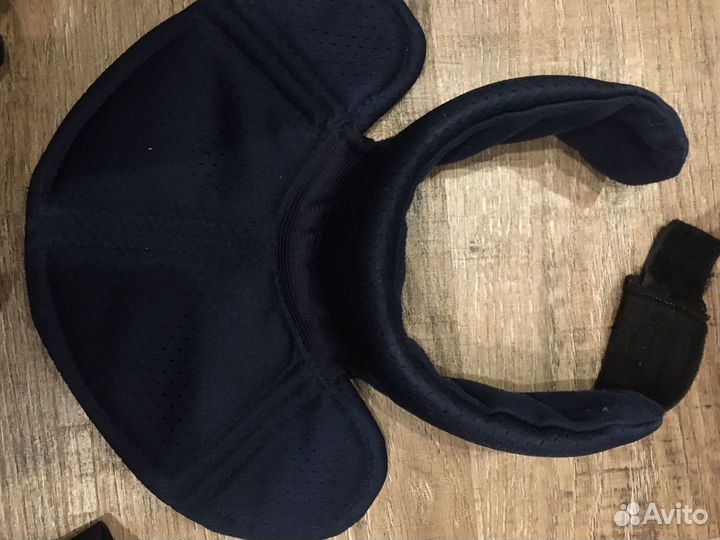 Хоккейная белье шлем краги коньки наколенники