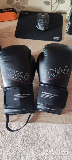 Боксерские перчатки 8 унций и шлем