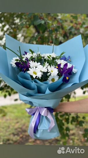 Букет из хризантем и ирисов