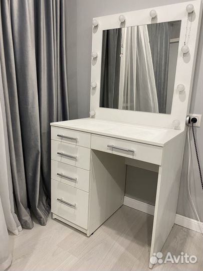 Туалетный столик с зеркалом и лампочками