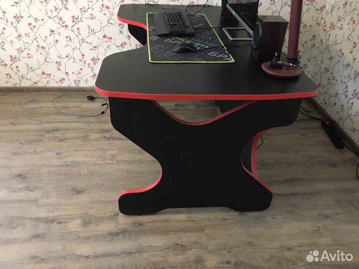 Компьютерный стол игровой