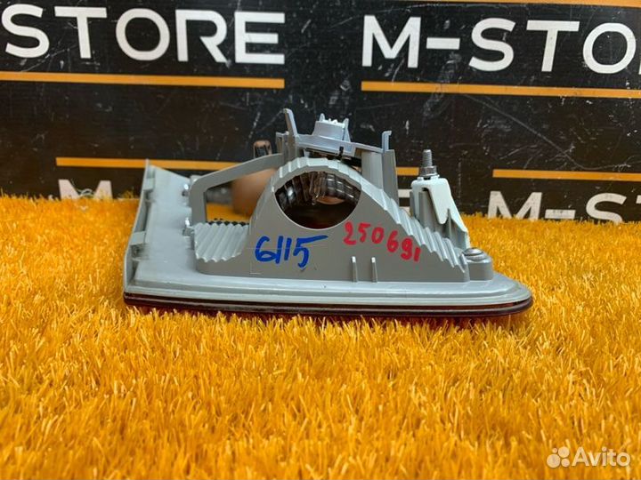 Фонарь крышки багажника правый Mercedes-Benz