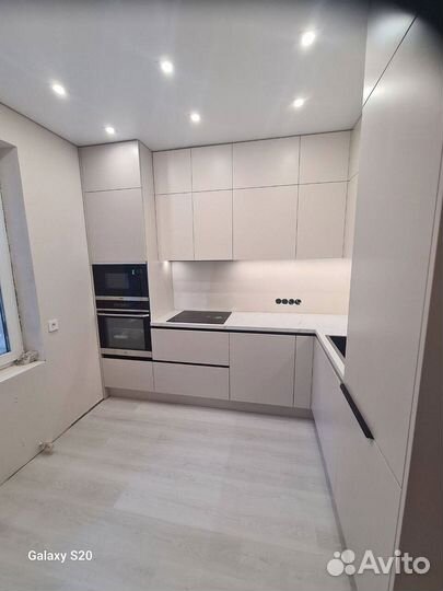 Прямой кухонный гарнитур с островом